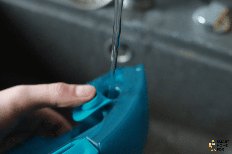 Der mobile Wassertank des Philips HomeRun wird mit Wasser befüllt.